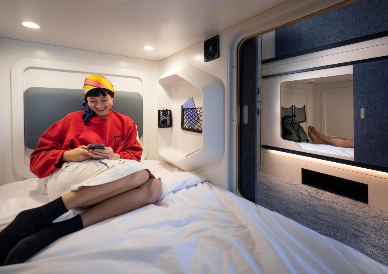Lylo Auckland Hotel Exterior foto A capsule hotel room