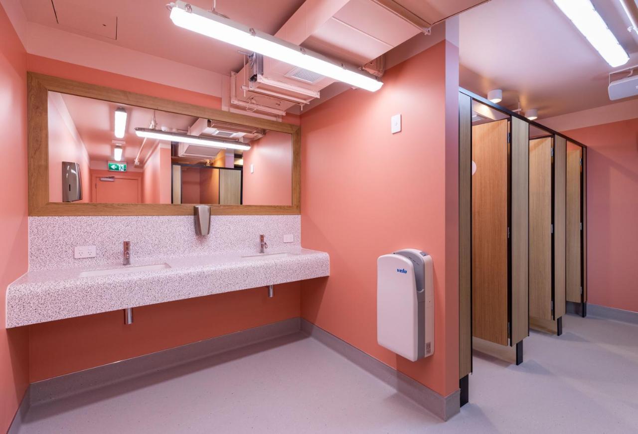 Lylo Auckland Hotel Zimmer foto The new toilet block